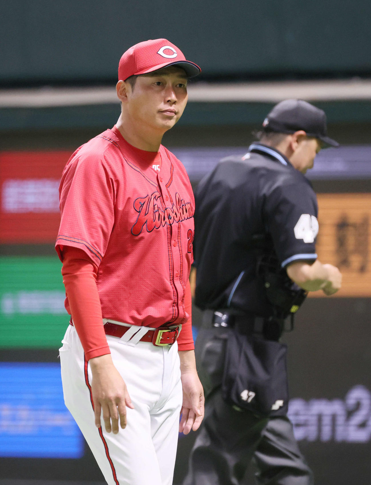 オープン戦ソフトバンク対広島　5回裏ソフトバンク2死一塁、交代を告げる新井監督（撮影・加藤孝規）