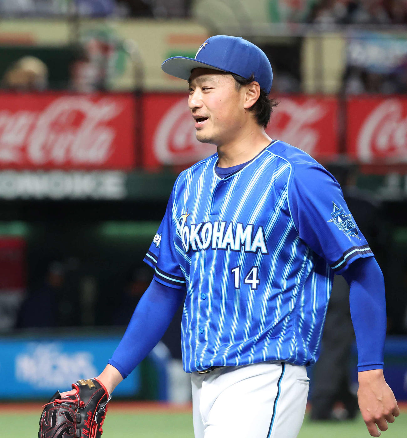 西武対DeNA 5回を3人で仕留めて笑顔で引き揚げるDeNA先発石田（撮影・丹羽敏通）