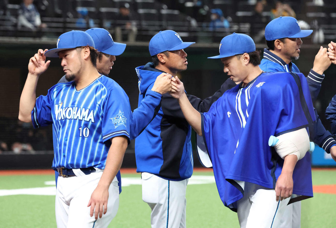 西武対DeNA　勝利投手のDeNA石田と拳を合わせる三浦監督（撮影・丹羽敏通）