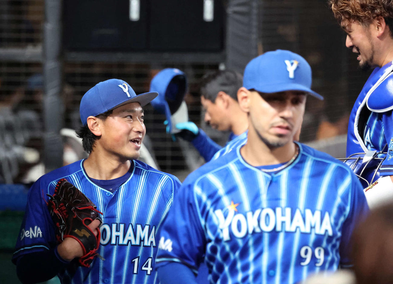 西武対DeNA 5回を3人で仕留めて笑顔で引き揚げるDeNA先発石田。右は捕手戸柱（撮影・丹羽敏通）