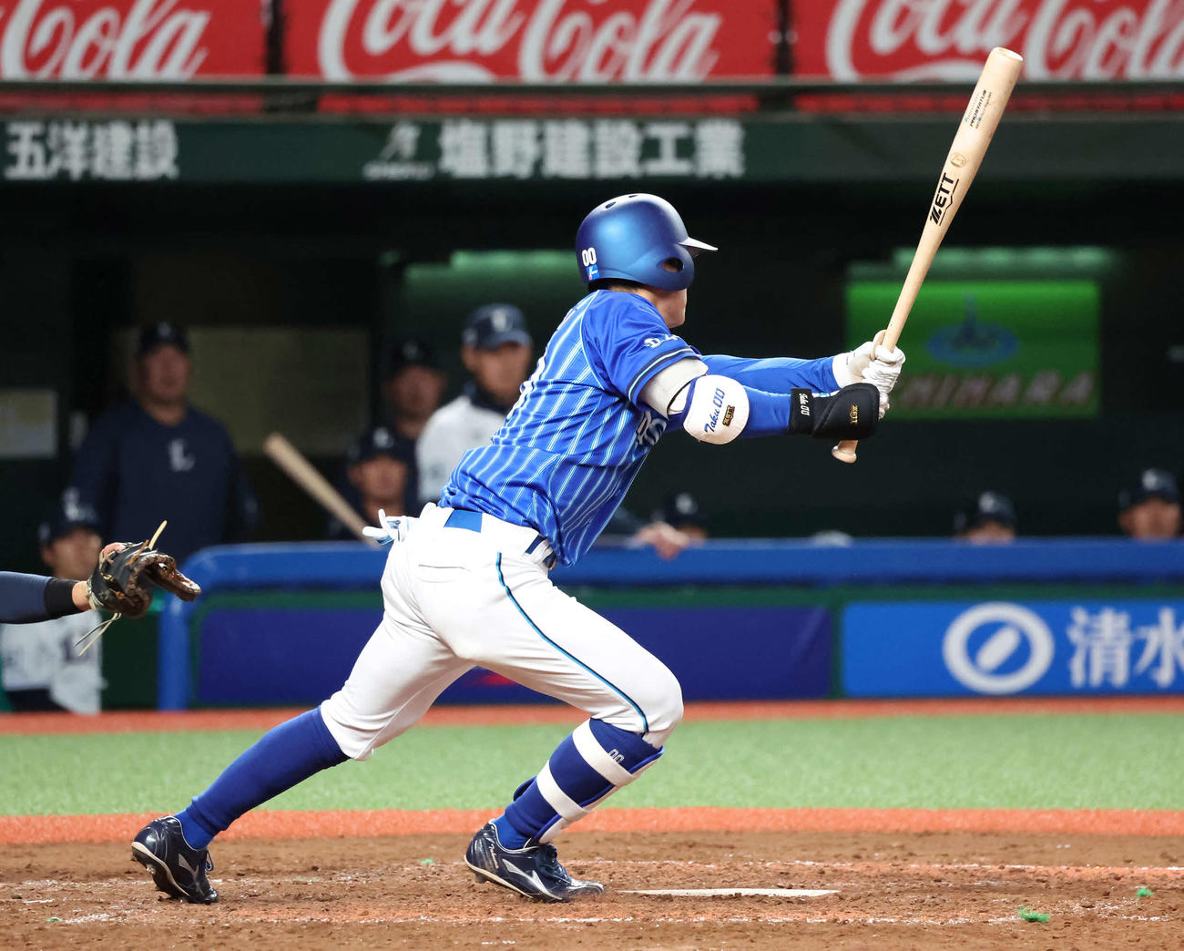 西武対DeNA 4回表DeNA2死一塁、林は左前にこの試合3本目の安打を放つ（撮影・丹羽敏通）