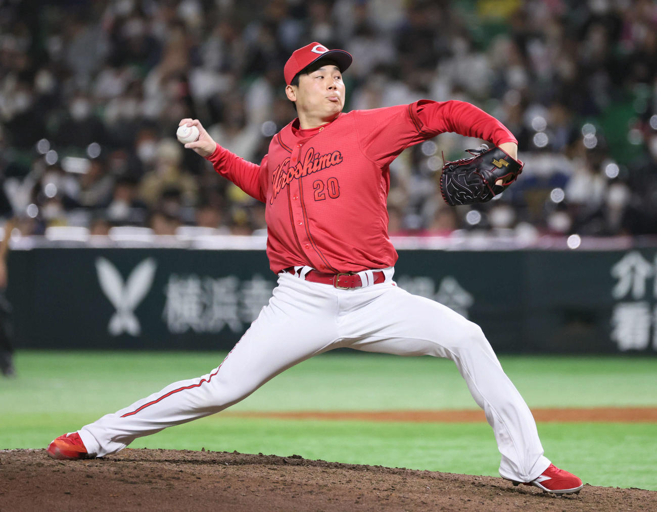 ソフトバンク対広島　6回裏、広島5番手で投球する栗林（撮影・加藤孝規）