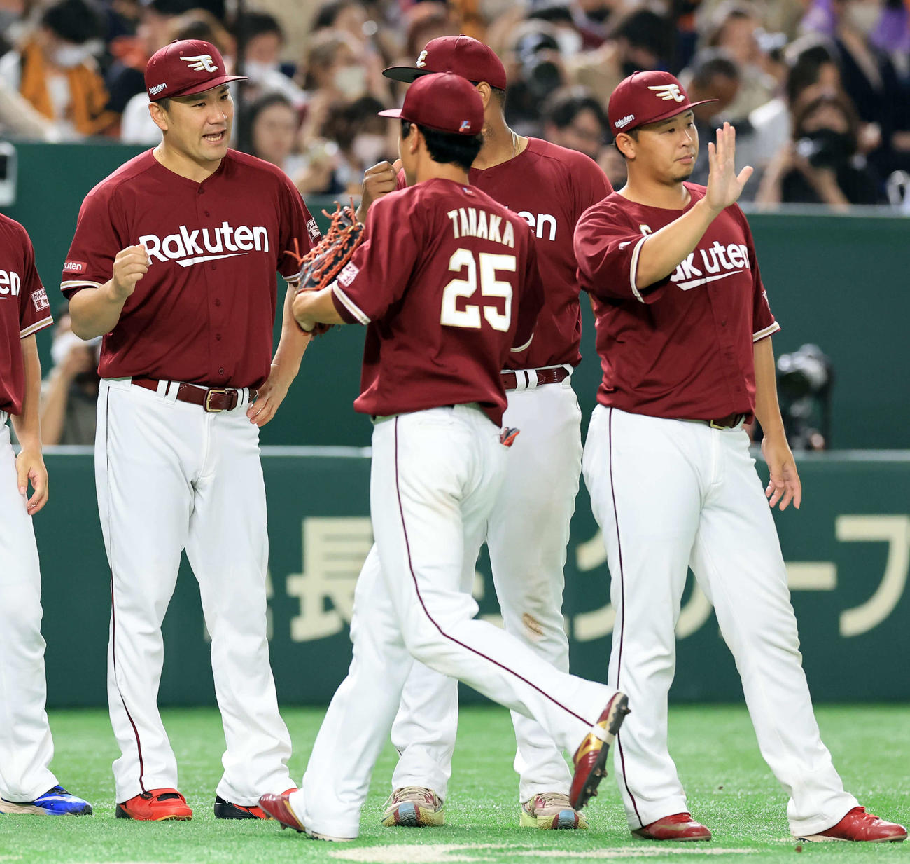 巨人対楽天　4－1で勝利し、勝利投手の楽天田中将（左）はナインをグータッチで迎える（撮影・浅見桂子）