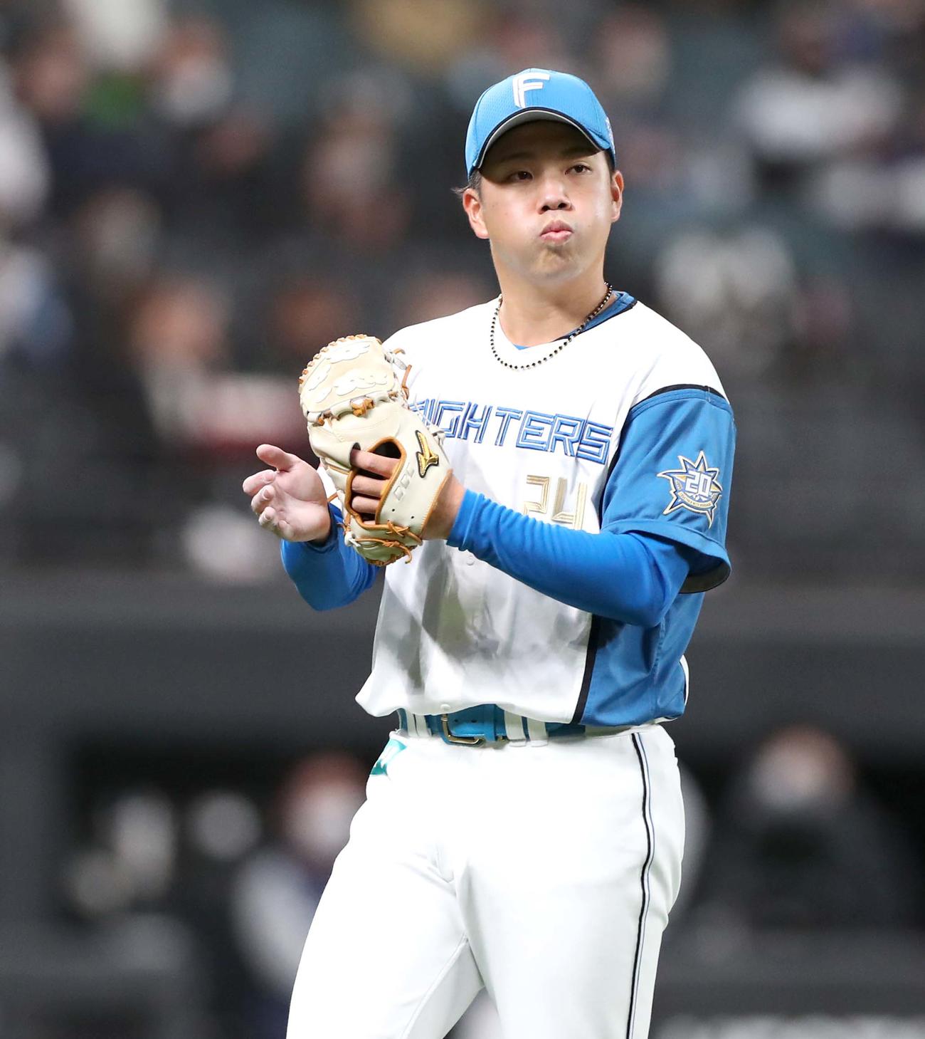 日本ハム対ヤクルト　5回表、無失点に抑えホッとした表情でグラブをたたく金村（撮影・黒川智章）