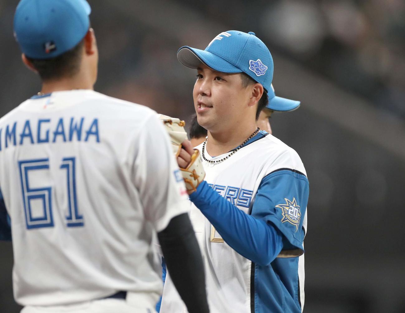 日本ハム対ヤクルト　5回表、無失点に抑え笑顔の日本ハム金村（撮影・黒川智章）