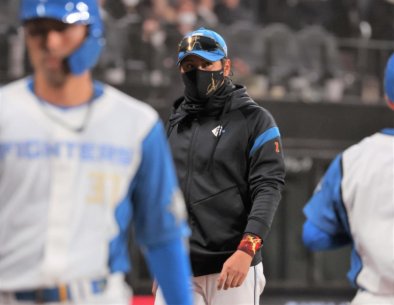 日本ハム対ヤクルト　選手交代を告げる日本ハム新庄剛志監督（撮影・黒川智章）