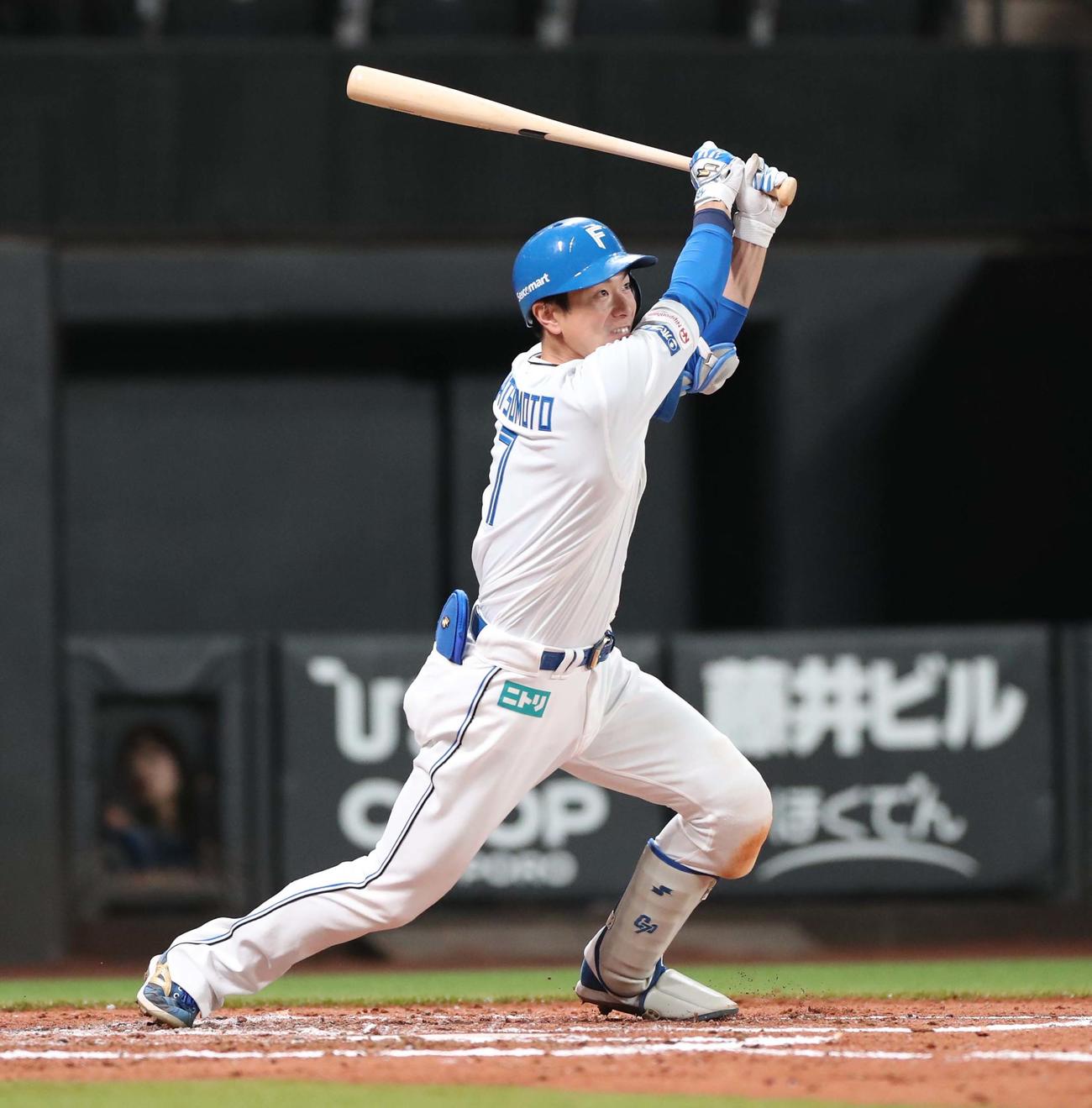 日本ハム対ヤクルト　3回裏日本ハム2死一塁、右前打を放つ松本剛（撮影・黒川智章）