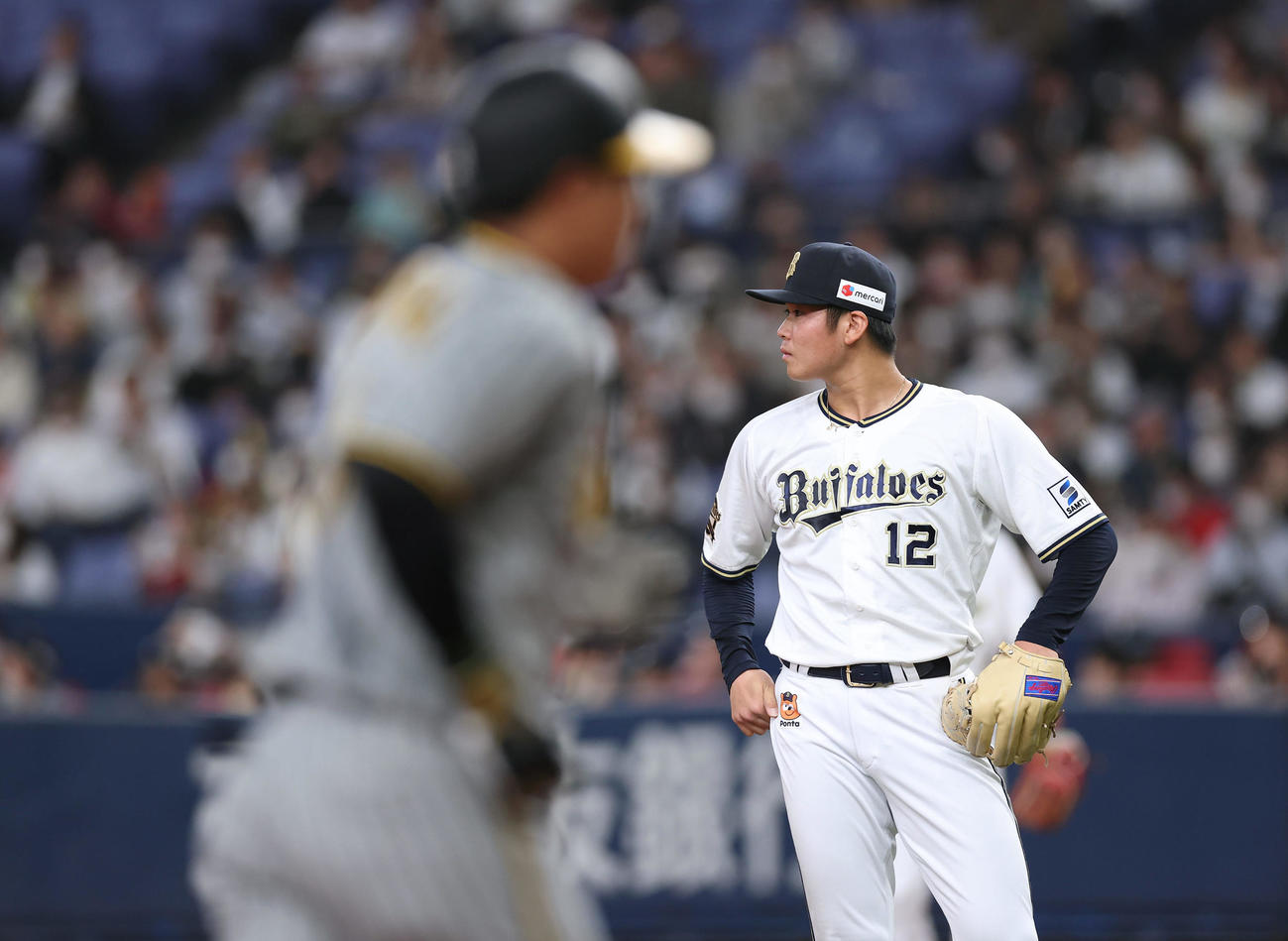 オリックス対阪神　4回表阪神1死一塁、大山（左）に2点本塁打を浴びた山下（撮影・前田充）