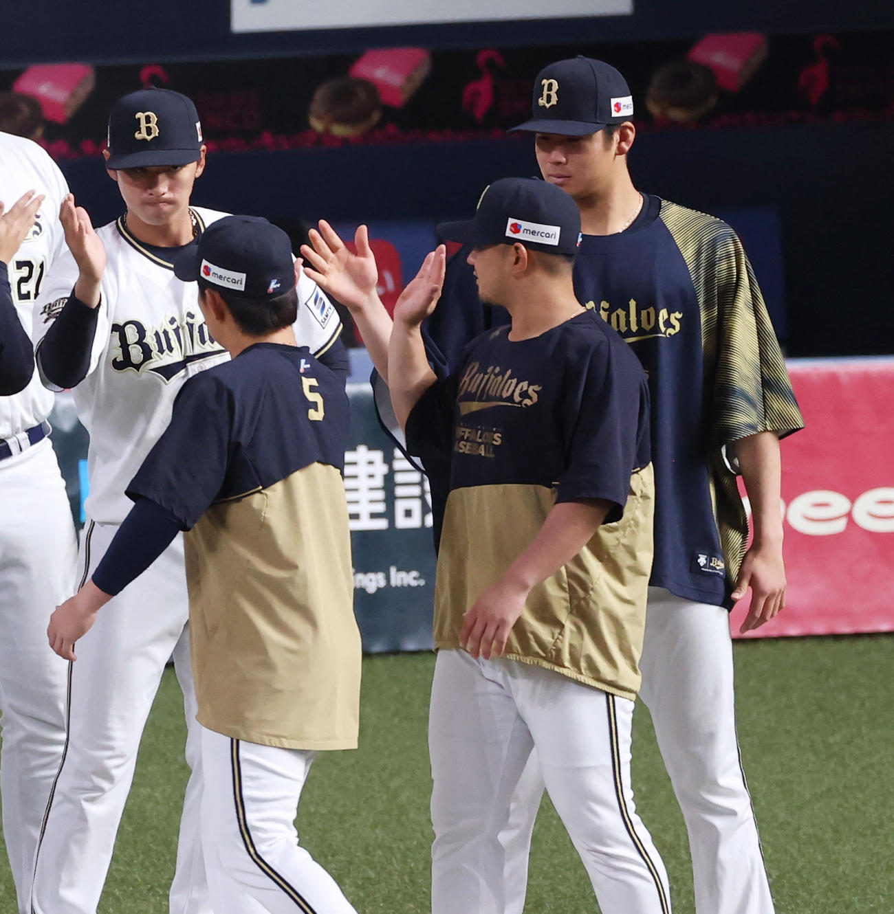 オリックス対阪神　阪神に快勝し選手を出迎えるオリックス山下（右）（撮影・清水貴仁）