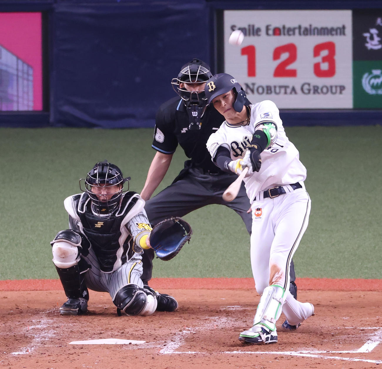 オリックス対阪神　4回裏オリックス無死、左越え同点本塁打を放つ中川圭（撮影・清水貴仁）
