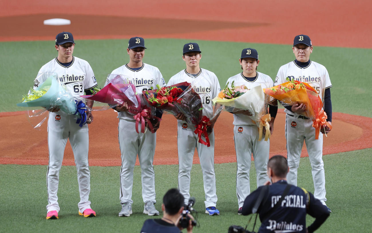 オリックス対阪神　試合前、侍ジャパンからチームに合流しセレモニーで花束を受け取る、左からオリックス山崎、宇田川、山本、宮城、厚沢コーチ（撮影・前田充）