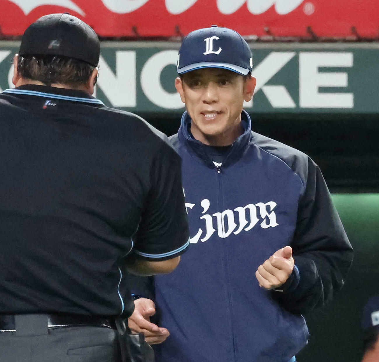 西武対DeNA 9回、選手の交代を告げる西武松井監督（撮影・丹羽敏通）