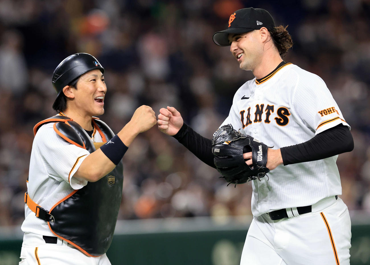 巨人対楽天　1回表楽天の攻撃を抑えたビーディ（右）は小林とグータッチ（撮影・浅見桂子）