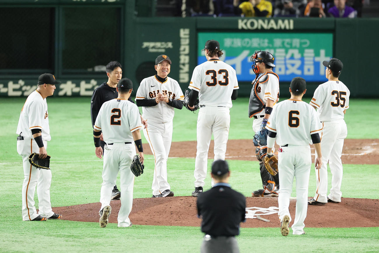 巨人対楽天　4回途中、巨人先発ビーディ（中央右）の交代を告げ、マウンドで声をかける原監督（同左）（撮影・足立雅史）
