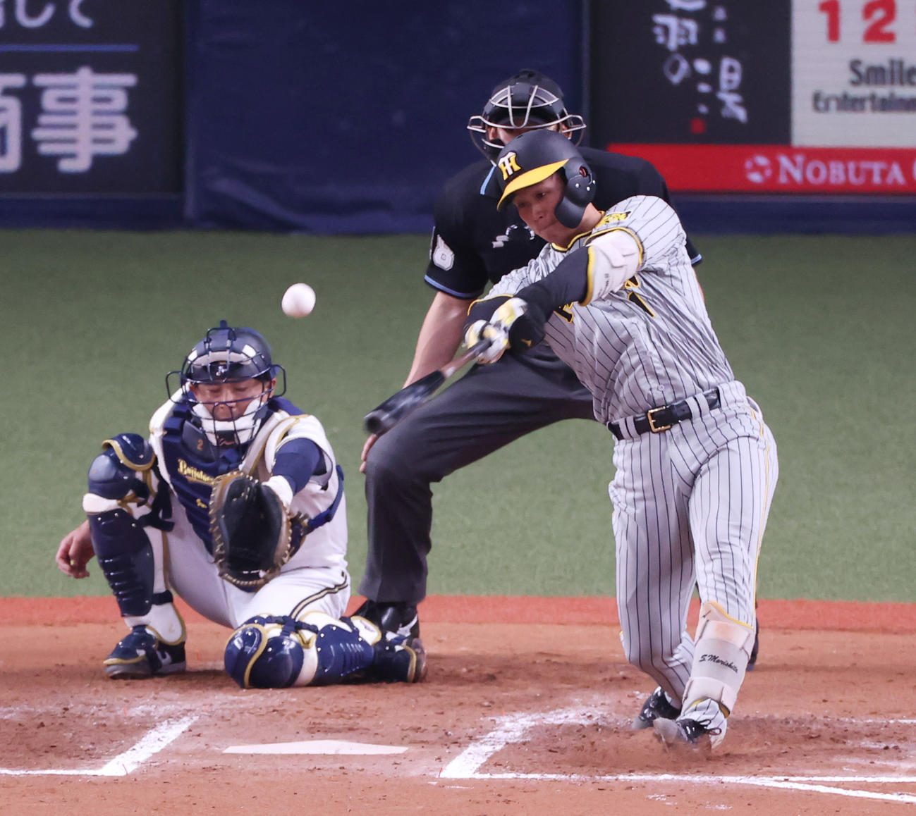 オリックス対阪神　7回表阪神1死、左中間へ二塁打を放つ森下（撮影・清水貴仁）