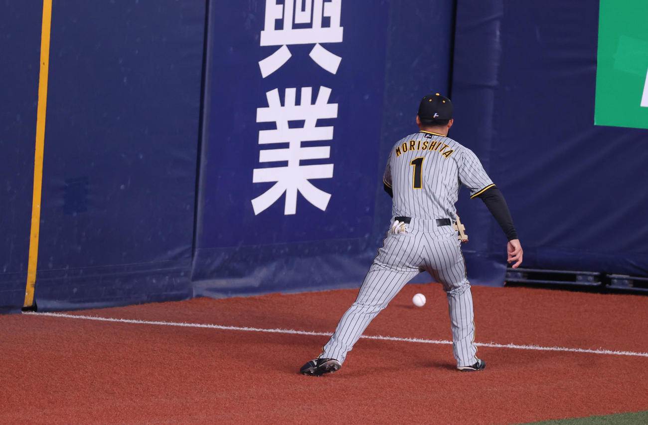 オリックス対阪神　5回裏オリックス2死二塁、森下は来田の右翼線適時三塁打の処理にもたつく（撮影・清水貴仁）