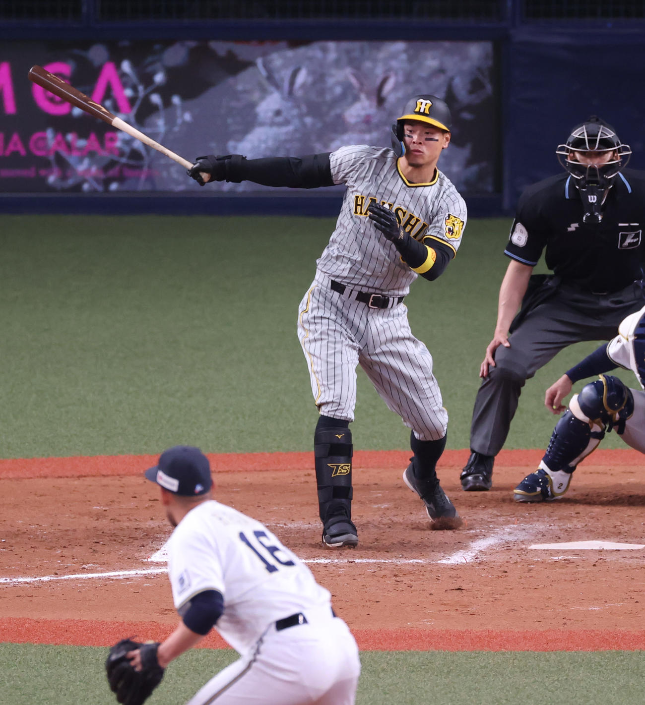 オリックス対阪神　9回表阪神無死一塁、右前打を放つ佐藤輝（撮影・清水貴仁）