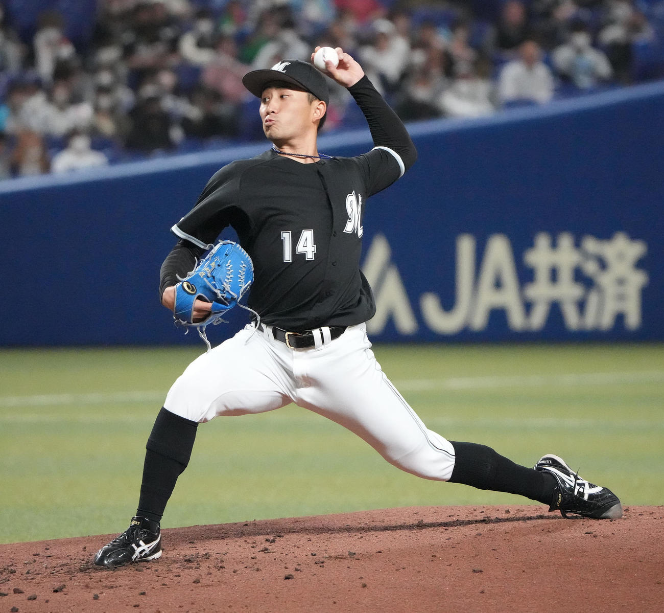 中日対ロッテ戦　1回裏、登板するロッテ先発の小島（撮影・森本幸一）