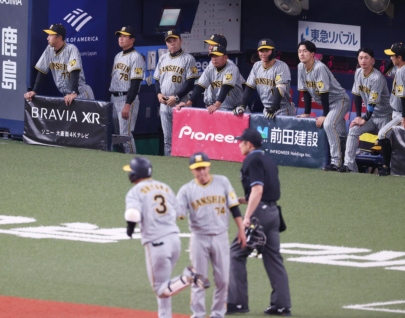 オリックス対阪神　4回表阪神1死一塁、左中間へ2点本塁打を放った大山（手前左）を見つめる岡田監督（奥左から3人目）（撮影・清水貴仁）