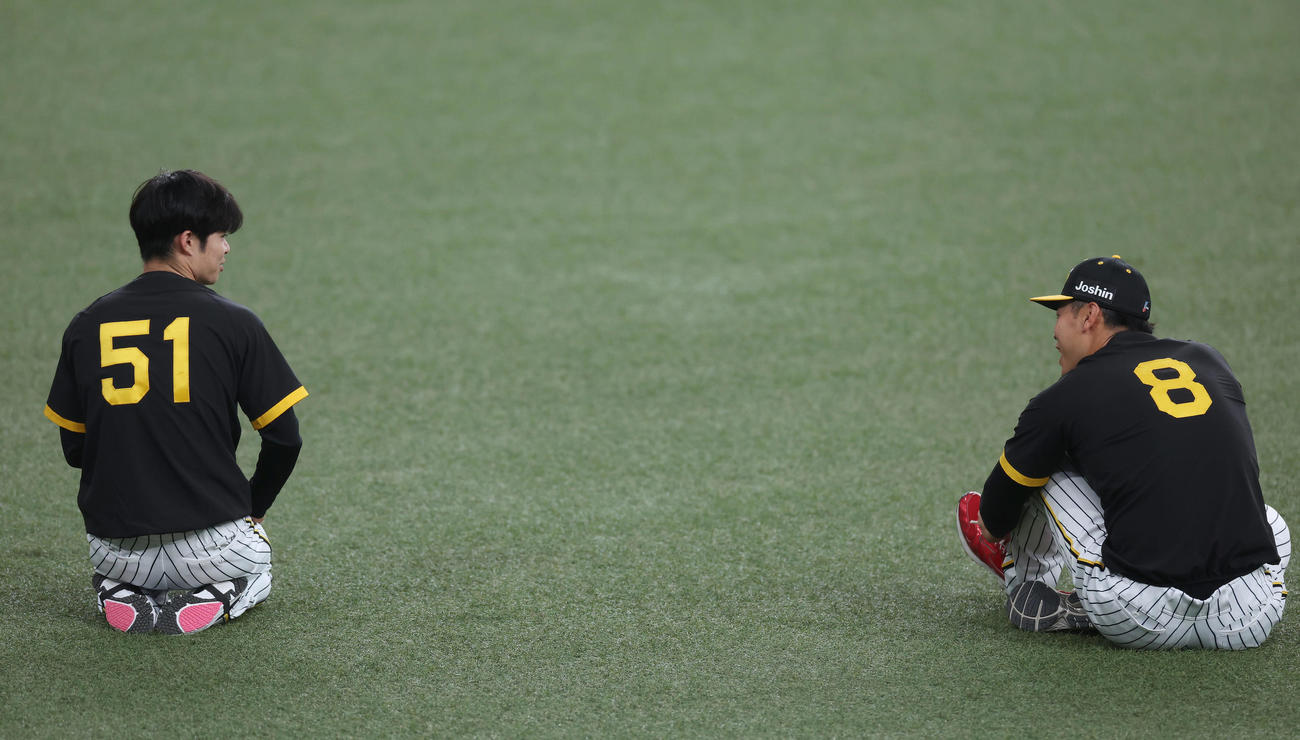 阪神対オリックス　チームに合流し、阪神佐藤輝（右）と言葉を交わす中野（撮影・前田充）