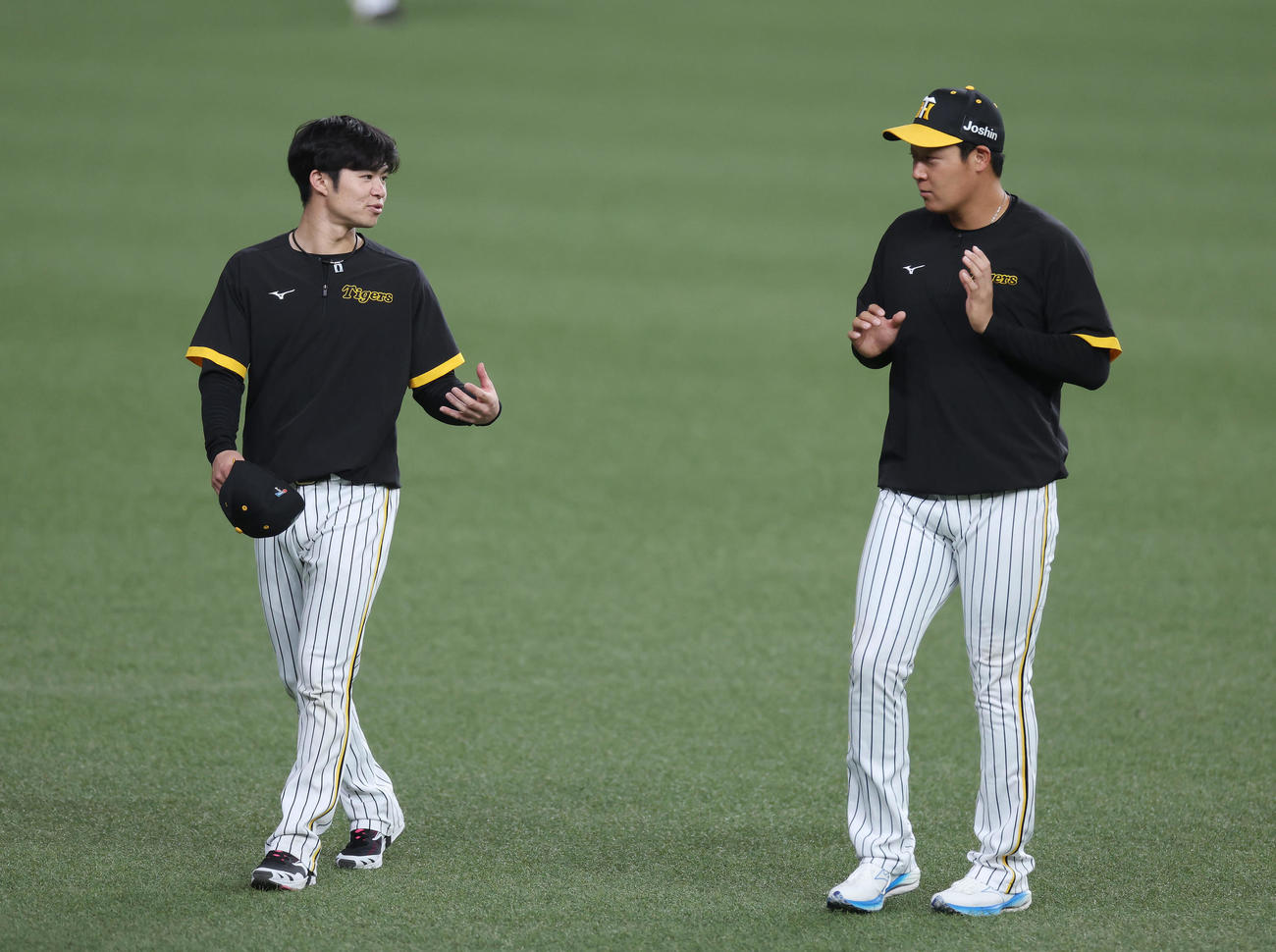 阪神対オリックス　チームに合流し、阪神大山（右）と言葉を交わす中野（撮影・前田充）