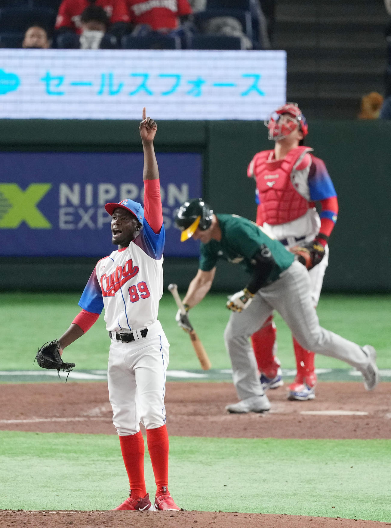 キューバ対オーストラリア　8回表オーストラリア2死一、二塁、ケネリーを右飛に打ち取り、ほえるモイネロ（撮影・狩俣裕三）