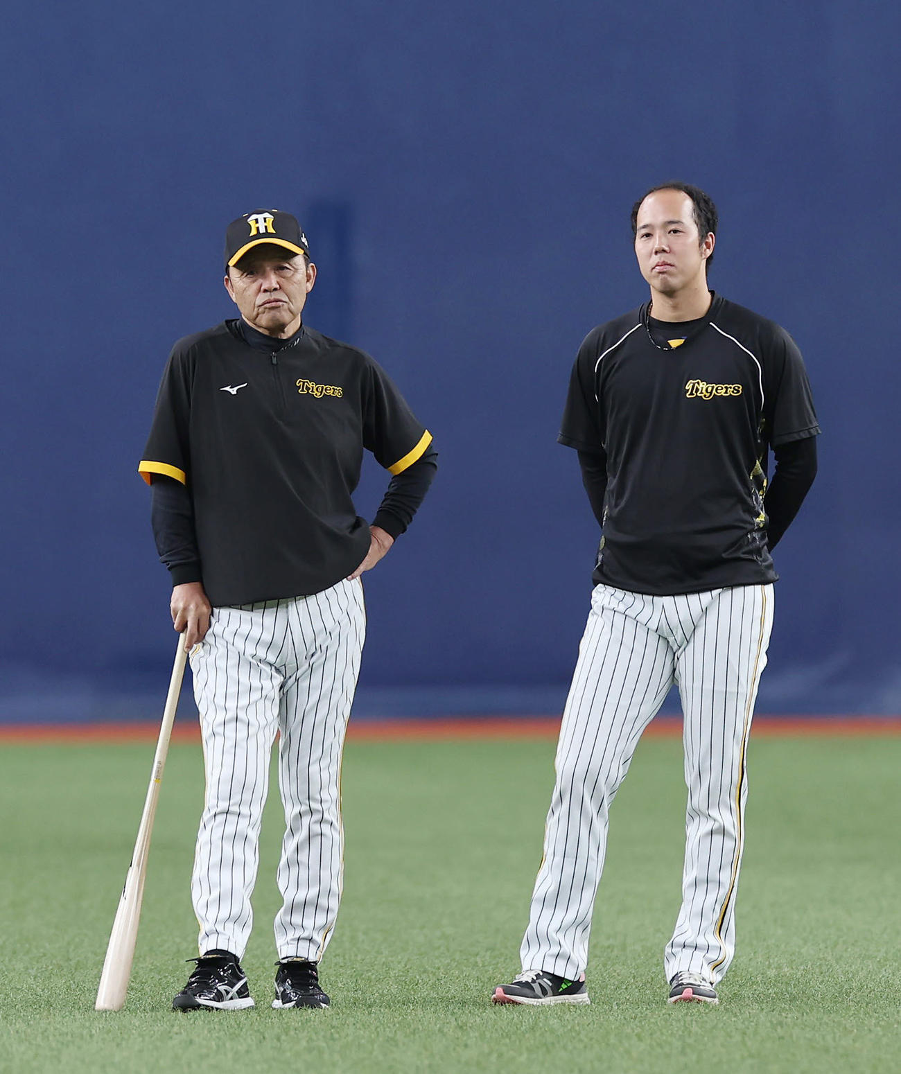阪神対オリックス　試合前練習で話し込む阪神岡田監督（左）と青柳（撮影・前田充）