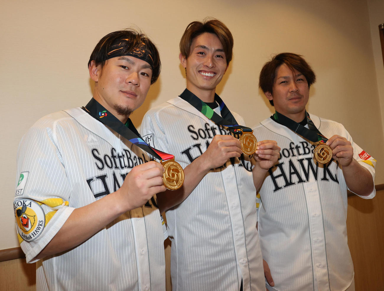 WBC優勝の報告をした左から牧原大成、周東佑京、甲斐拓也（撮影・梅根麻紀）
