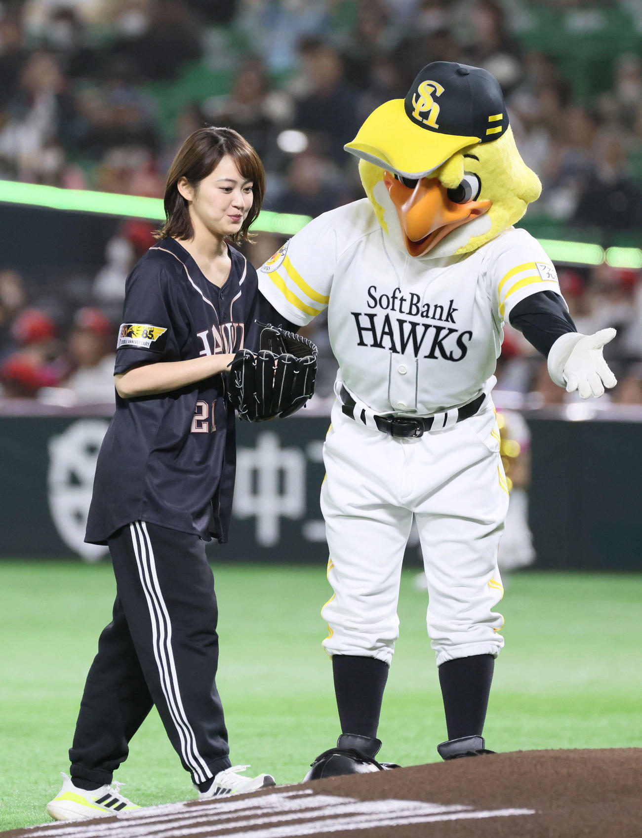 オープン戦ソフトバンク対広島　ドラマ「1回表のウラ」の最終回を記念して、試合前にマウンドで投球する吉本実憂（撮影・加藤孝規）