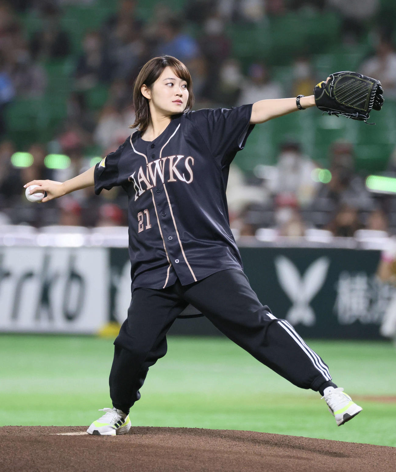 オープン戦ソフトバンク対広島　ドラマ「1回表のウラ」の最終回を記念して、試合前にマウンドで投球する吉本実憂（撮影・加藤孝規）