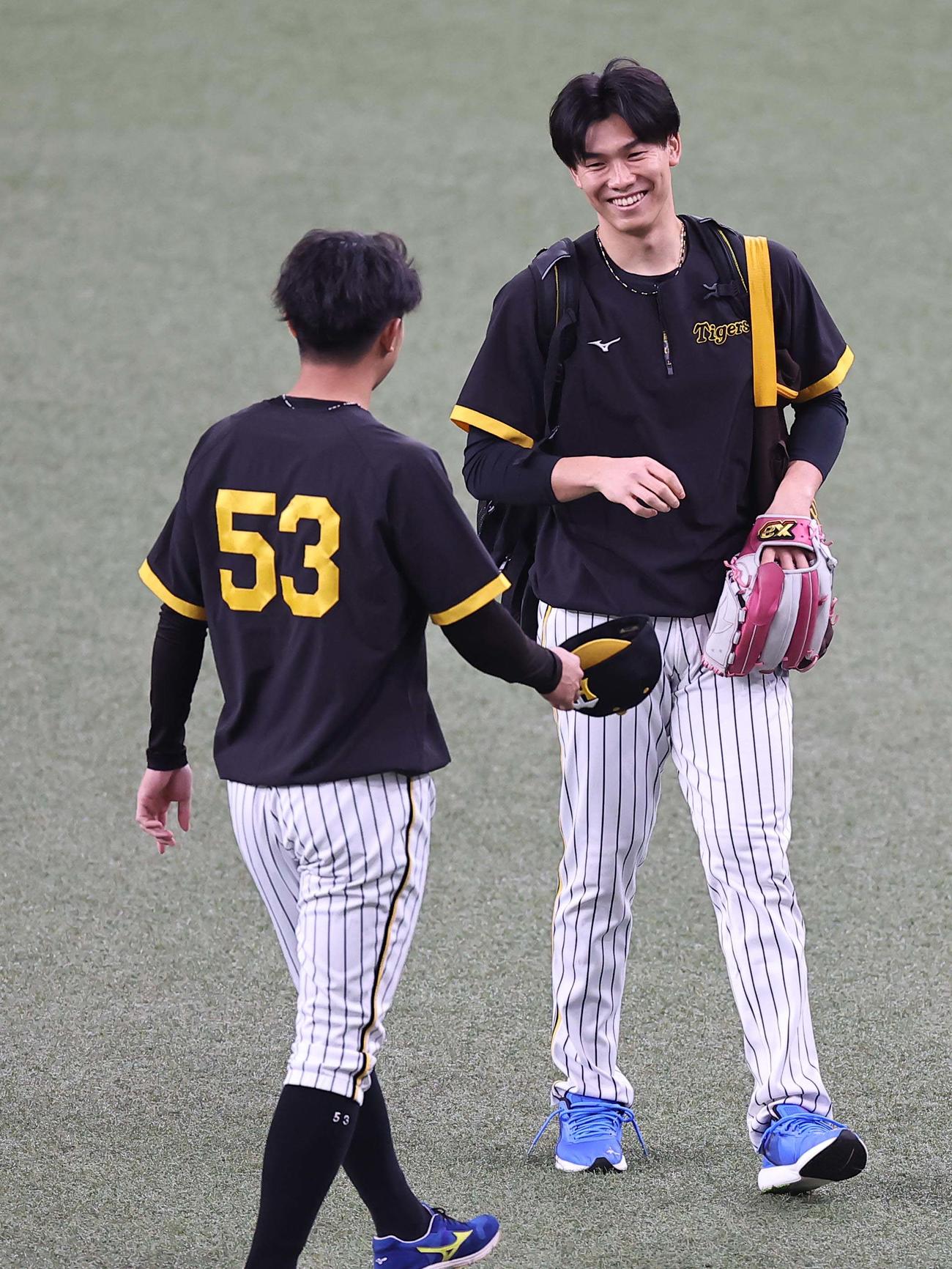 阪神対オリックス　1軍に合流し笑顔を見せる湯浅（撮影・上田博志）