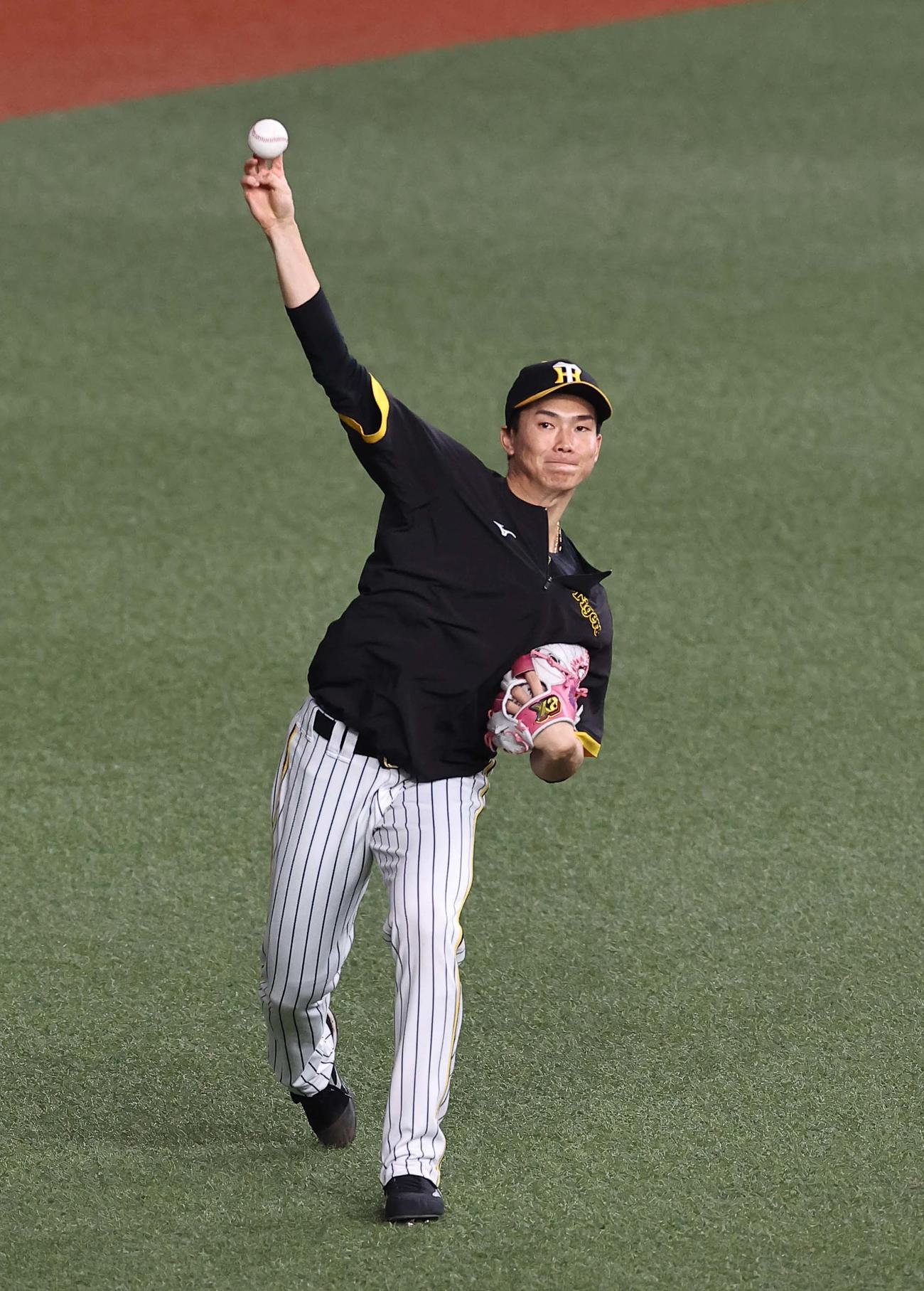 阪神対オリックス　キャッチボールをして調整する湯浅（撮影・上田博志）