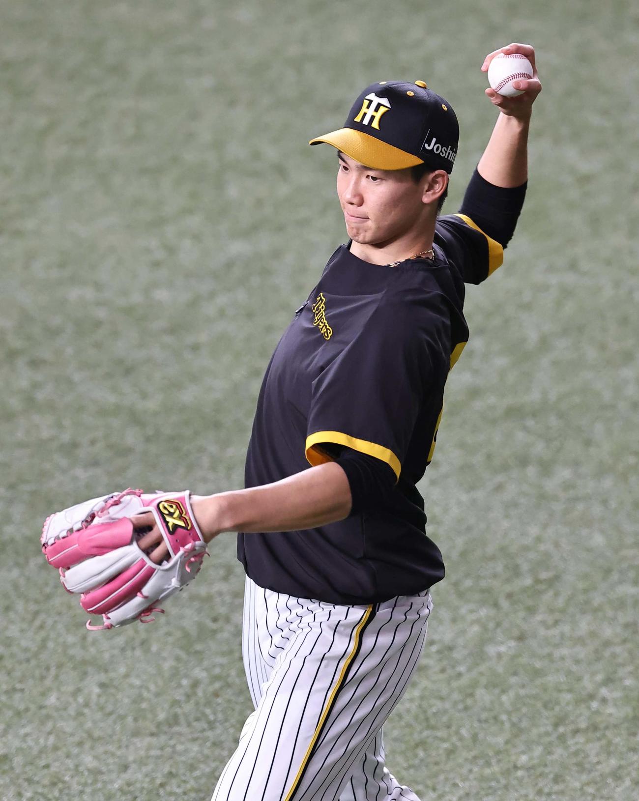 阪神対オリックス　キャッチボールで調整する湯浅（撮影・上田博志）