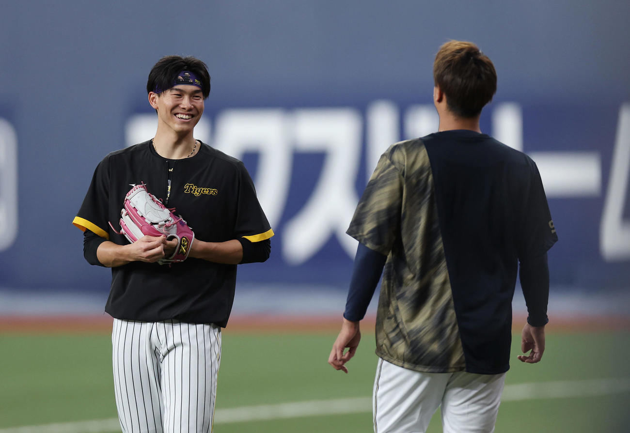 阪神対オリックス　試合前練習でオリックス宇田川（右）と言葉を交わす阪神湯浅（撮影・前田充）