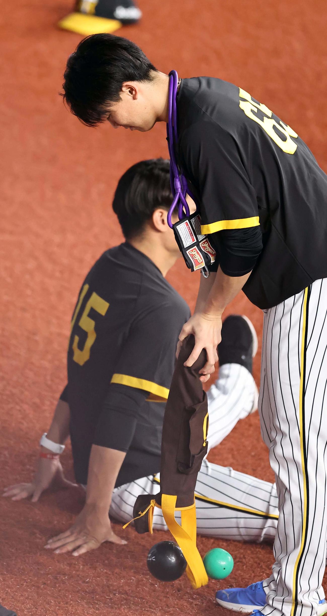 阪神対オリックス　湯浅の持っていたパドレスのボールケースには重さや大きさの違うボールが数種類入っていた（撮影・上田博志）