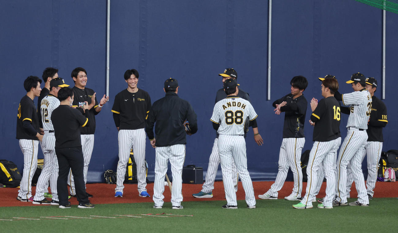 阪神対オリックス　チームに合流し笑顔であいさつする阪神湯浅（左から6人目）（撮影・前田充）