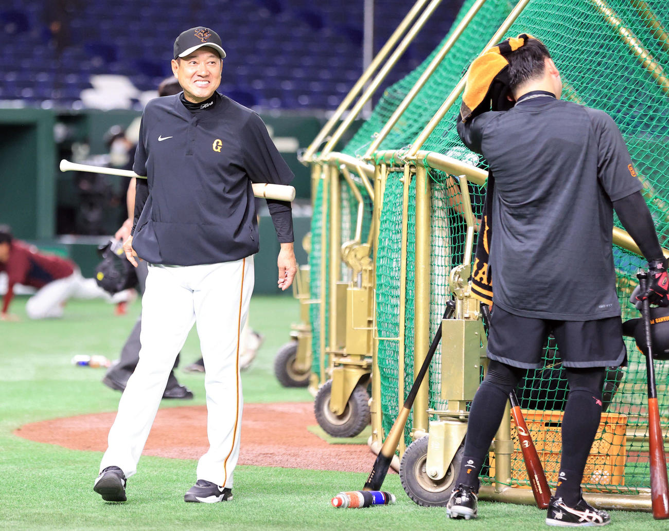 巨人対楽天　試合前、巨人丸（手前）と談笑する原監督（撮影・浅見桂子）