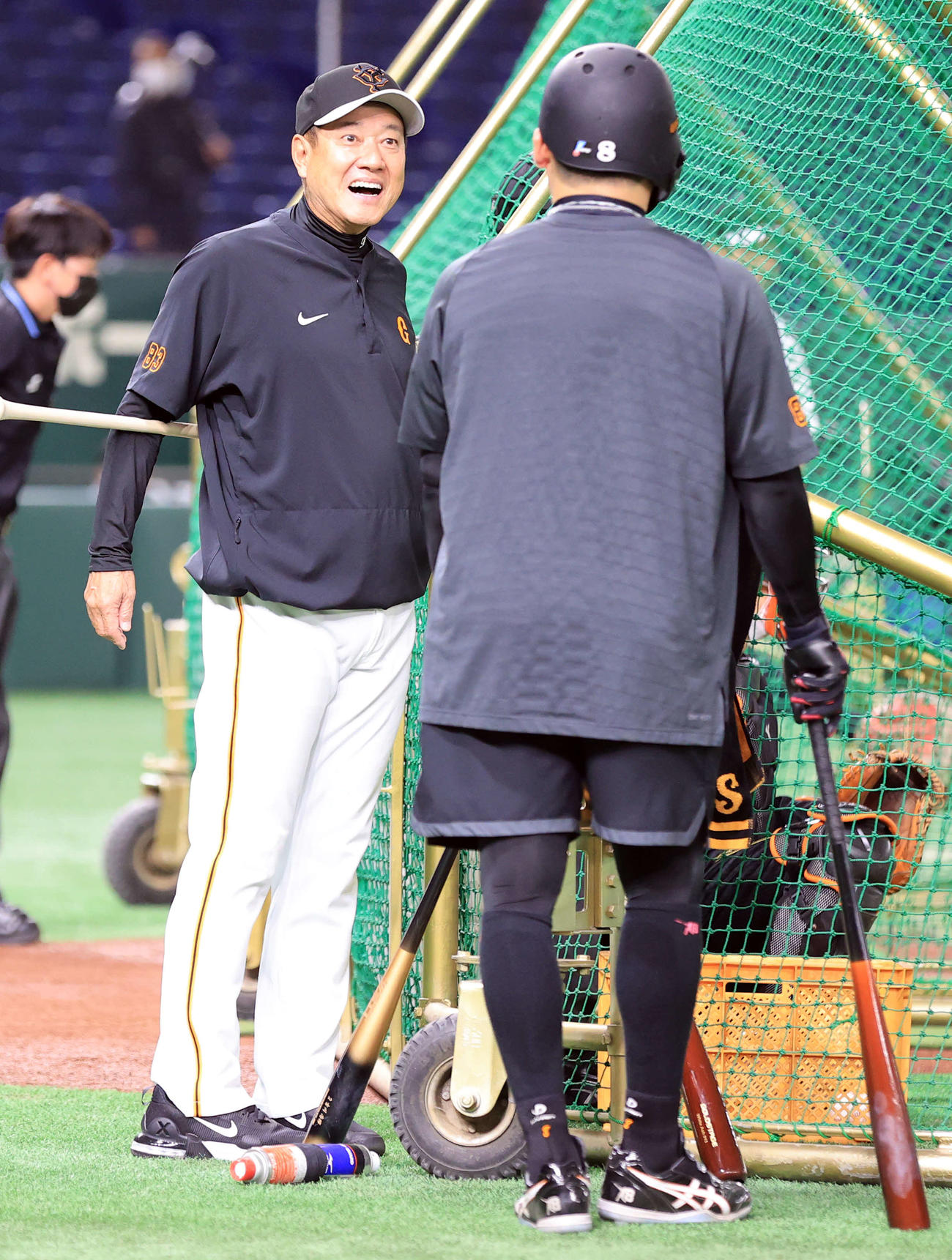 巨人対楽天　試合前、巨人丸（手前）と談笑する原監督（撮影・浅見桂子）