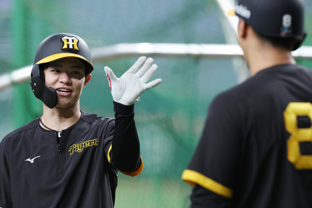 阪神対オリックス　チームに合流し、阪神佐藤輝（右）と言葉を交わす中野（撮影・前田充）