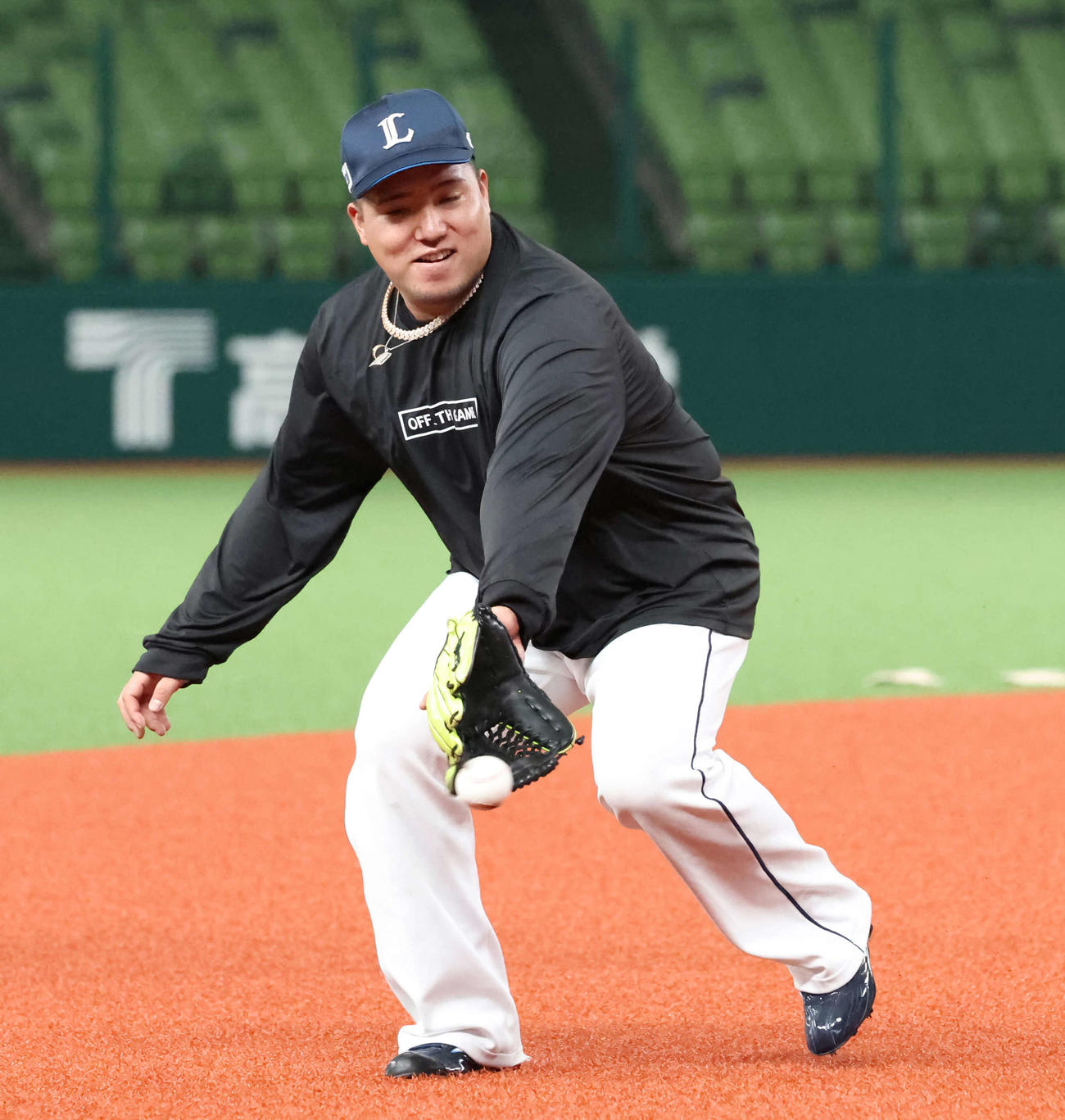 チームに合流し、ノックを受ける西武山川（2023年3月24日撮影）