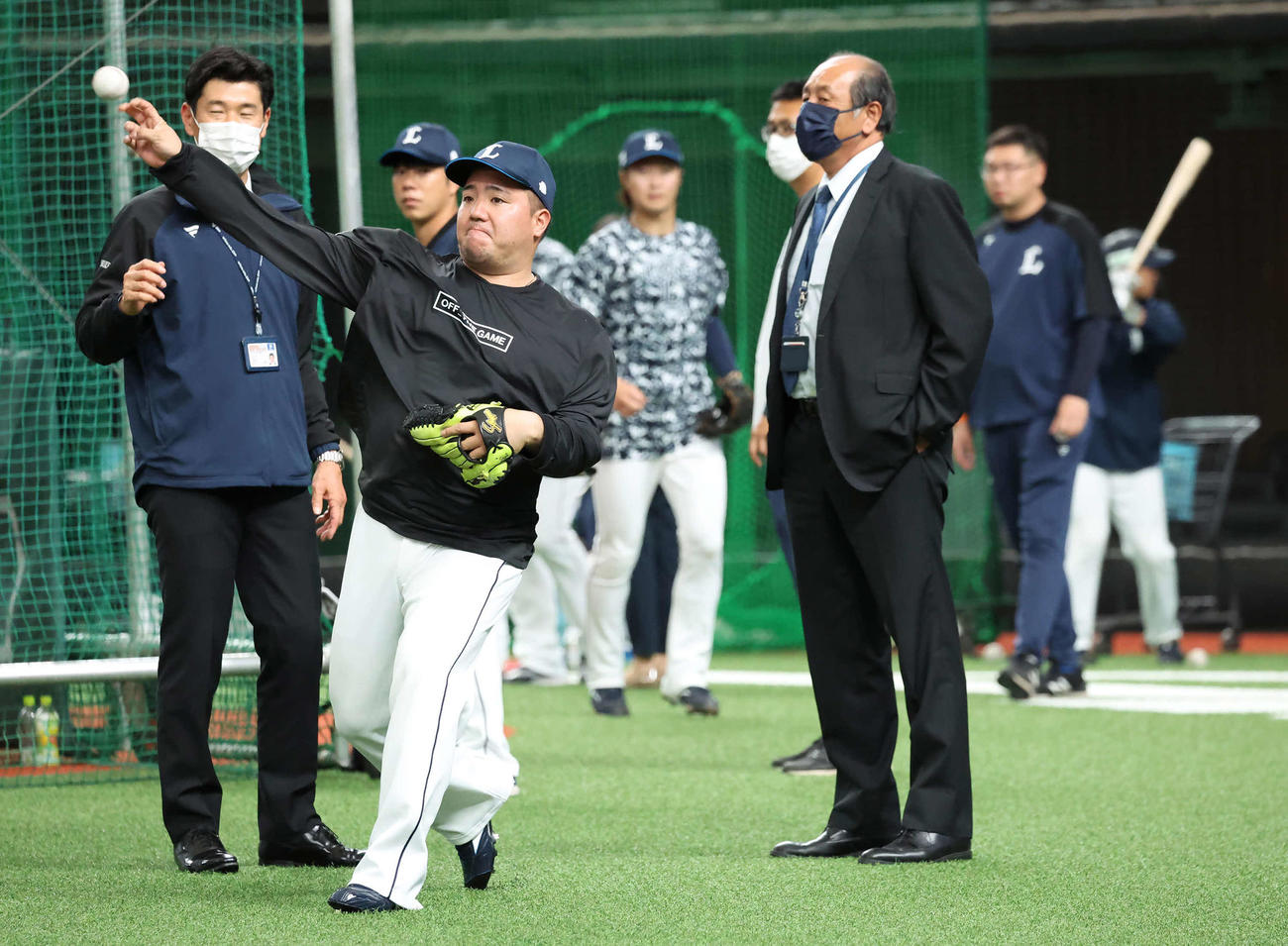 チームに合流し、キャッチボールする西武山川。右奥は渡辺GM（2023年3月24日撮影）