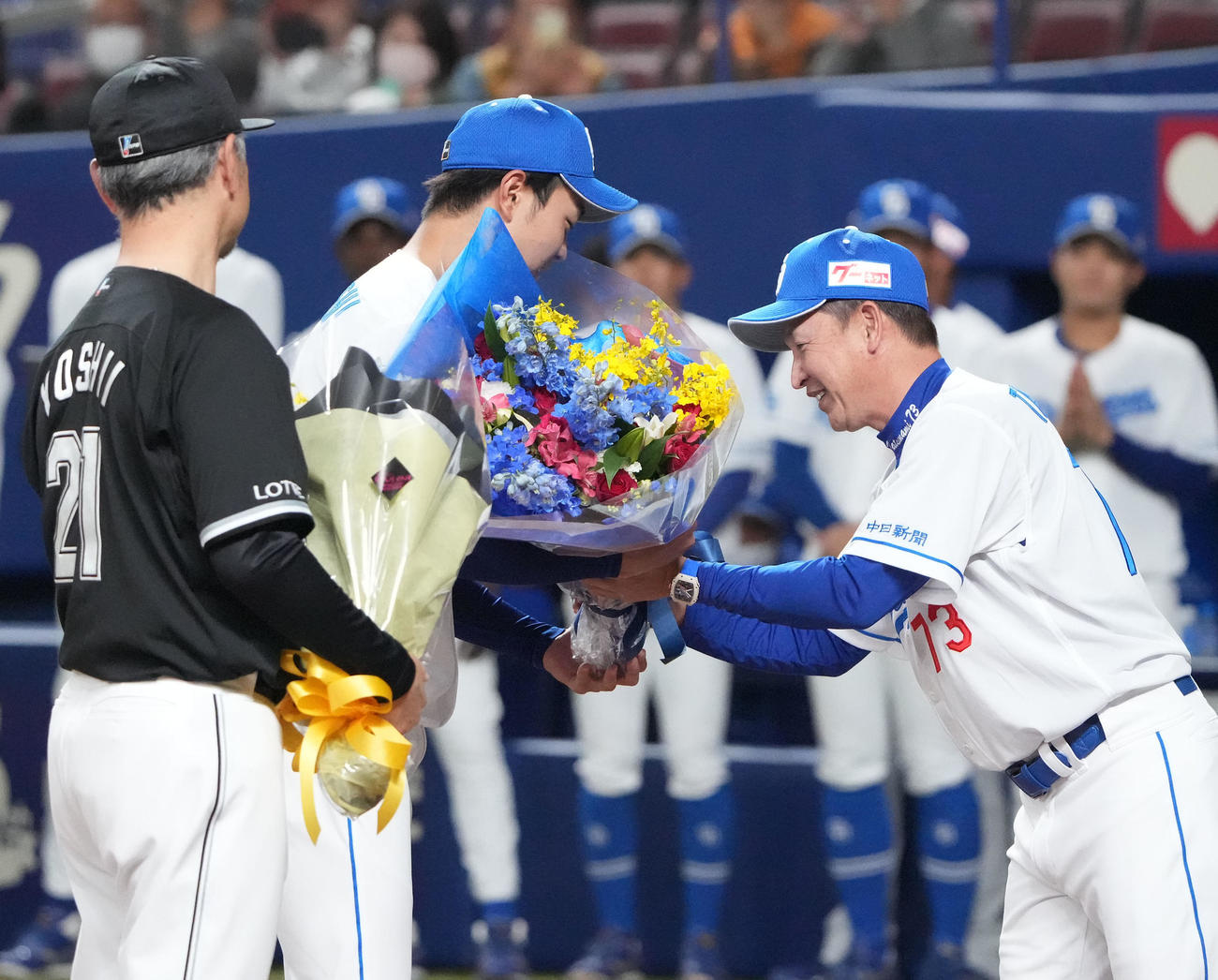 中日対ロッテ戦　試合前、セレモニーで高橋宏に花束を贈呈する立浪監督（右）（撮影・森本幸一）