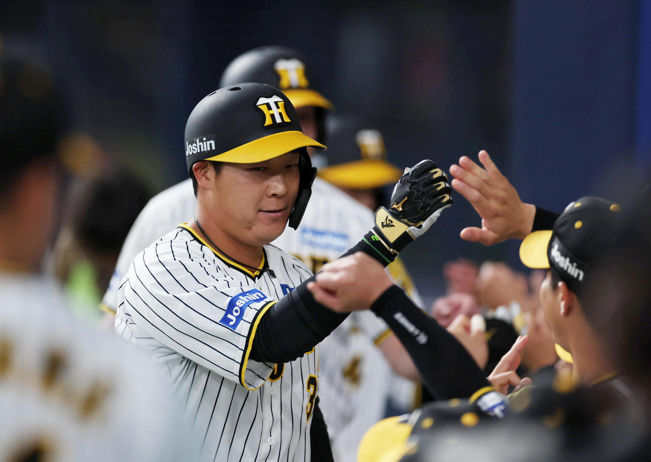 阪神対オリックス　1回裏阪神1死一、三塁、先制の左越え3点本塁打を放ち、ナインに迎えられる大山（撮影・前田充）