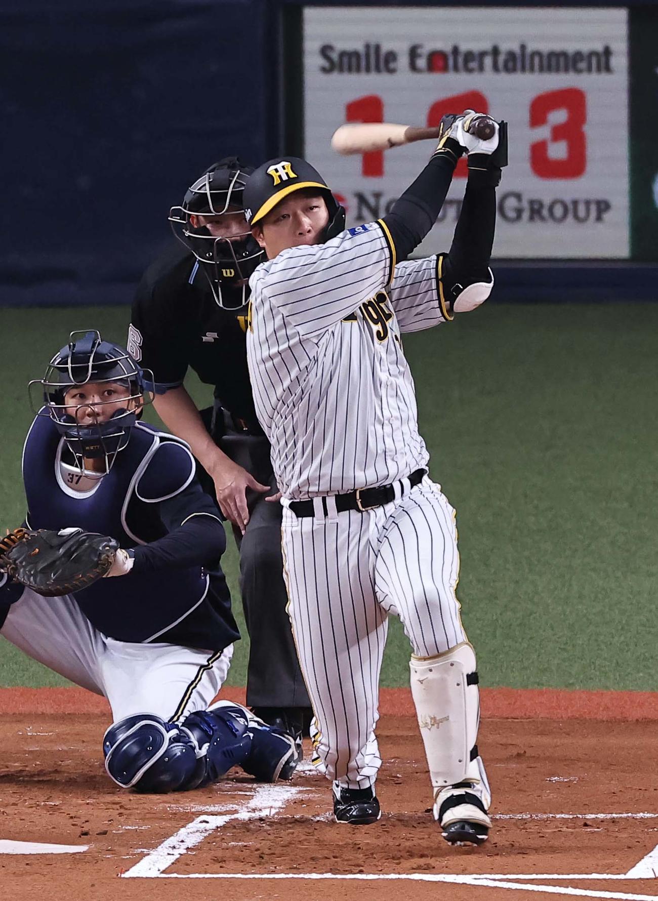 阪神対オリックス　1回裏阪神1死一、三塁、大山は左越え3点本塁打を放つ（撮影・上田博志）