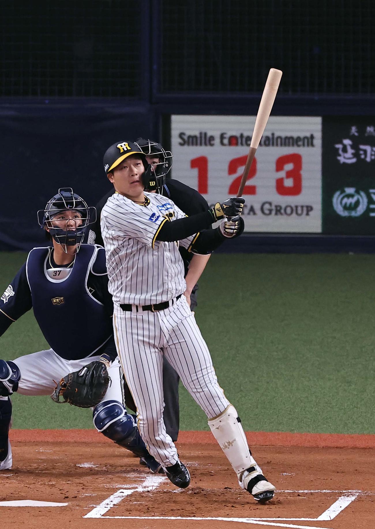 阪神対オリックス　1回裏阪神1死一、三塁、大山は左越え3点本塁打を放つ（撮影・上田博志）