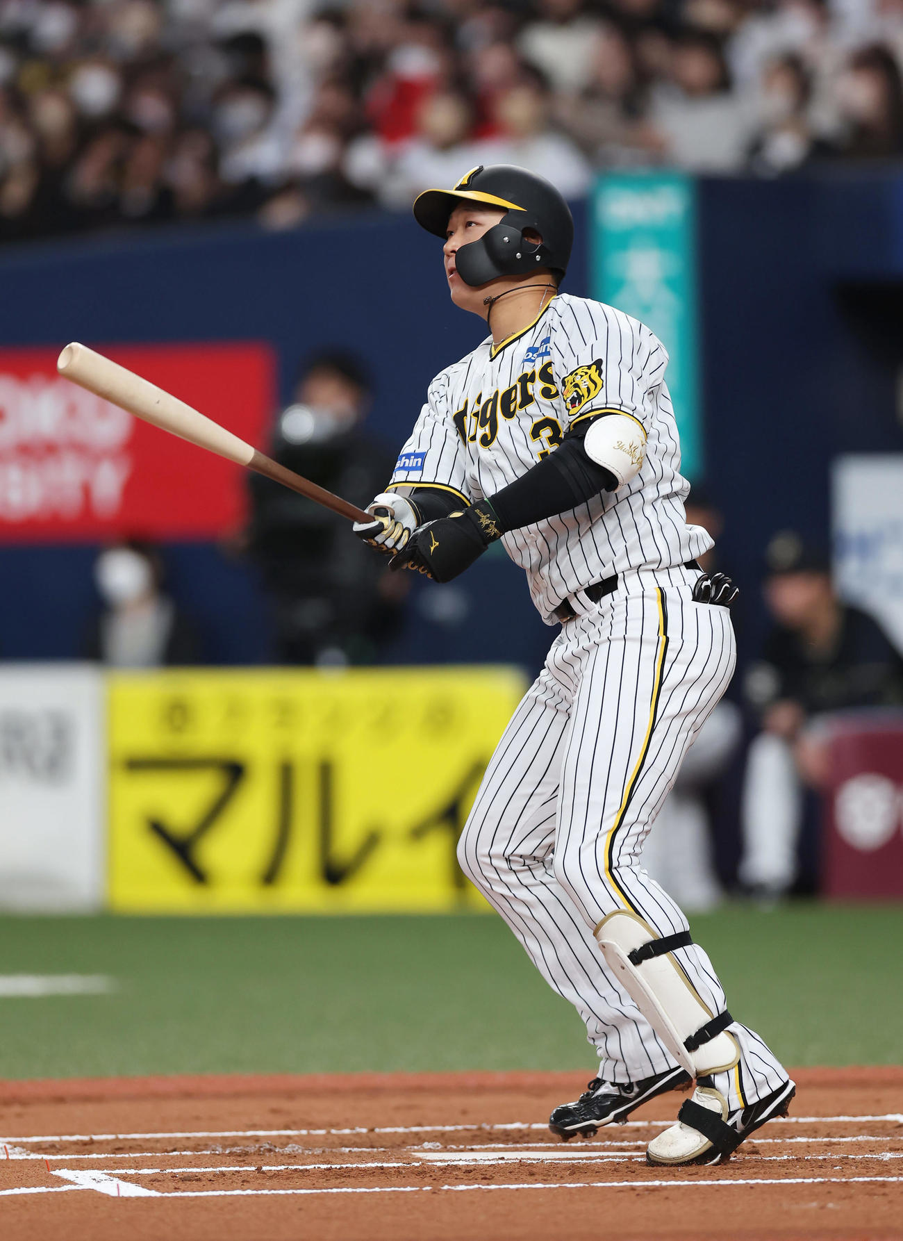 阪神対オリックス　1回裏阪神1死一、三塁、先制の左越え3点本塁打を放つ大山（撮影・前田充）