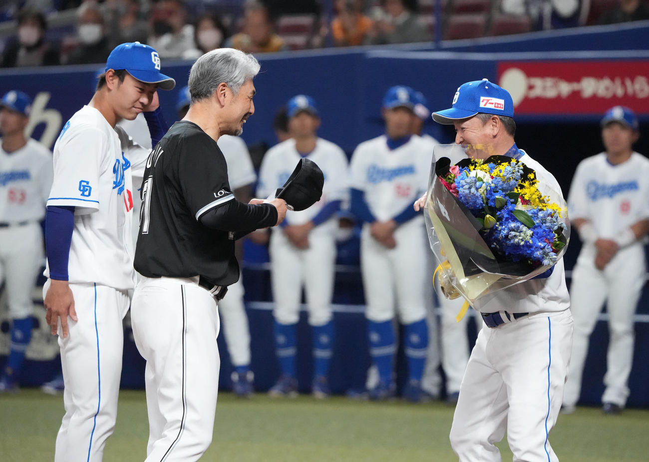 試合前、セレモニーで吉井監督と高橋宏に花束を贈呈する立浪監督（右）（撮影・森本幸一）