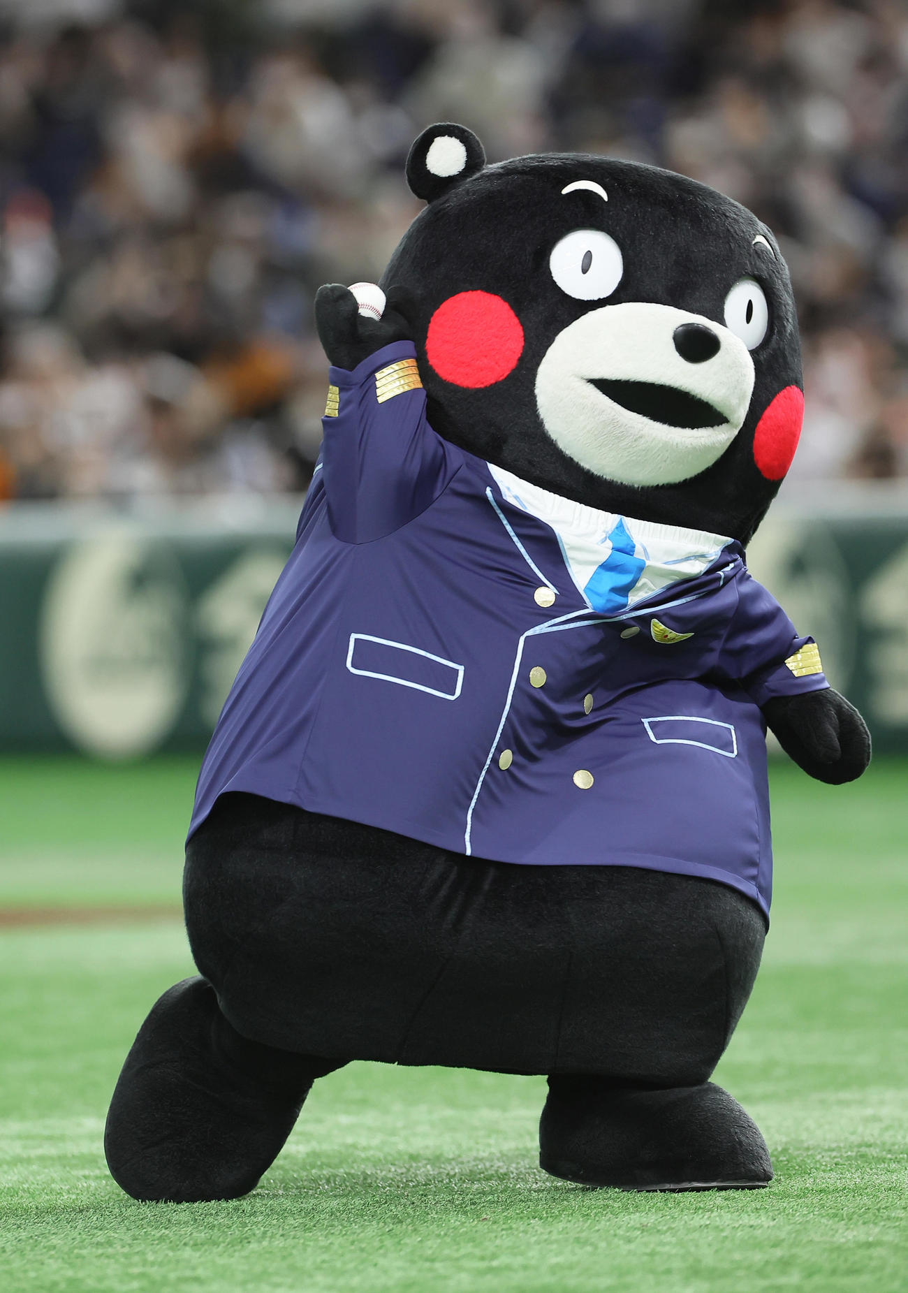 巨人対楽天　始球式を務めたくまモン（撮影・足立雅史）