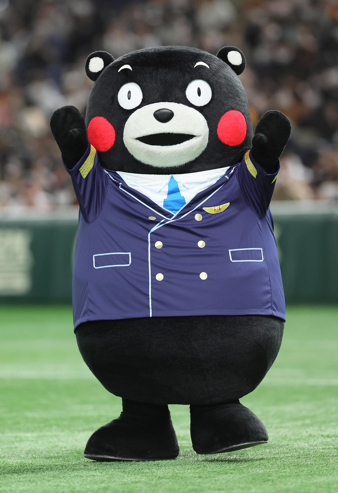 巨人対楽天　始球式を終え笑顔の？くまモン（撮影・足立雅史）