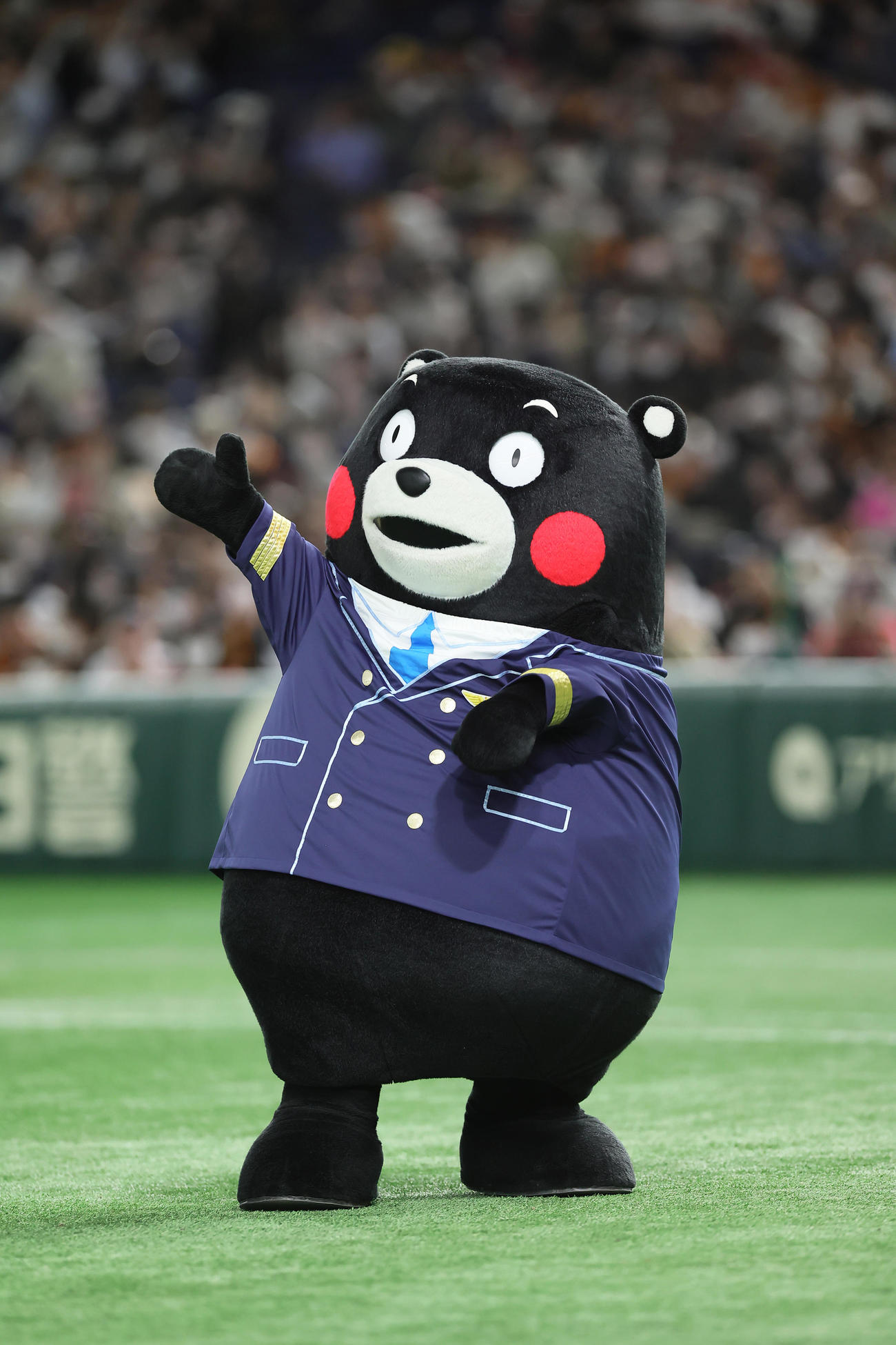 巨人対楽天　始球式を務めスタンドに手を振るくまモン（撮影・足立雅史）